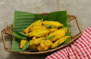 Pata Bora, or crispy jute leaf fritters, is the ideal dish for Pohela Boishakh. Make jute leaf fritters (Pata Bora) for Pohela Boishakh