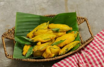Pata Bora, or crispy jute leaf fritters, is the ideal dish for Pohela Boishakh. Make jute leaf fritters (Pata Bora) for Pohela Boishakh